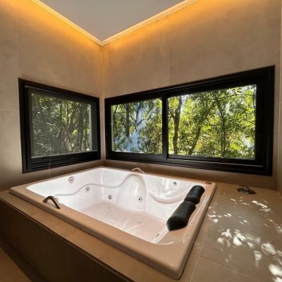 Casa Residencial com 323m², 3 quartos (sendo 3 suítes), no bairro Lagoa da Conceição em Florianópolis