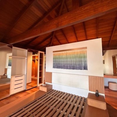 Casa Residencial com 323m², 3 quartos (sendo 3 suítes), no bairro Lagoa da Conceição em Florianópolis