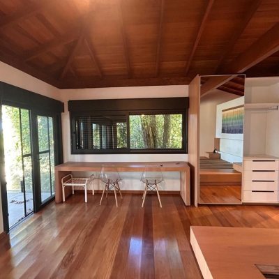 Casa Residencial com 323m², 3 quartos (sendo 3 suítes), no bairro Lagoa da Conceição em Florianópolis