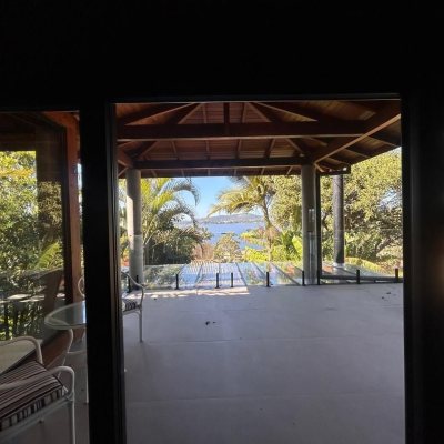 Casa Residencial com 323m², 3 quartos (sendo 3 suítes), no bairro Lagoa da Conceição em Florianópolis
