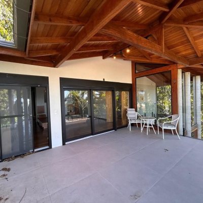 Casa Residencial com 323m², 3 quartos (sendo 3 suítes), no bairro Lagoa da Conceição em Florianópolis
