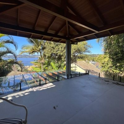 Casa Residencial com 323m², 3 quartos (sendo 3 suítes), no bairro Lagoa da Conceição em Florianópolis