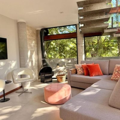 Casa Residencial com 323m², 3 quartos (sendo 3 suítes), no bairro Lagoa da Conceição em Florianópolis
