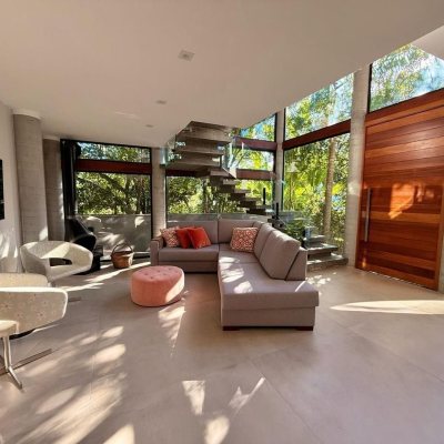 Casa Residencial com 323m², 3 quartos (sendo 3 suítes), no bairro Lagoa da Conceição em Florianópolis