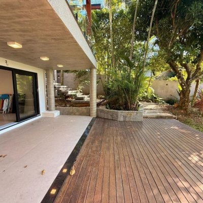 Casa Residencial com 323m², 3 quartos (sendo 3 suítes), no bairro Lagoa da Conceição em Florianópolis