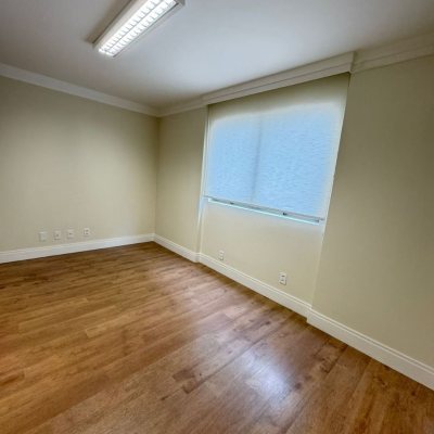 Sala com 35m², 22 garagens, no bairro Centro em Florianópolis