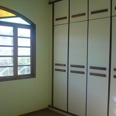 Casa Residencial com 163m², 3 quartos, 1 suíte, 3 garagens, no bairro Ipiranga em São José