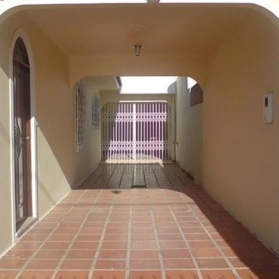 Casa Residencial com 163m², 3 quartos, 1 suíte, 3 garagens, no bairro Ipiranga em São José