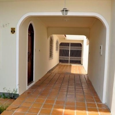 Casa Residencial com 163m², 3 quartos, 1 suíte, 3 garagens, no bairro Ipiranga em São José