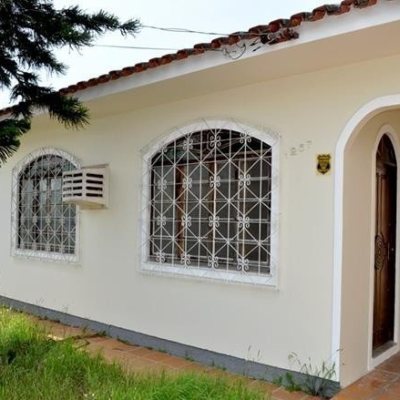 Casa Residencial com 163m², 3 quartos, 1 suíte, 3 garagens, no bairro Ipiranga em São José