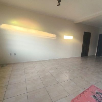 Casa Residencial com 163m², 3 quartos, 1 suíte, 3 garagens, no bairro Ipiranga em São José