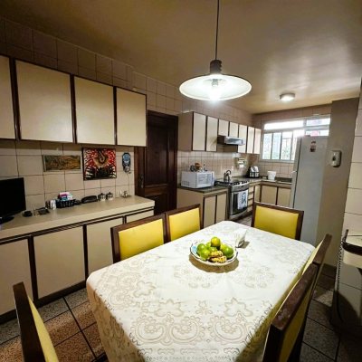 Apartamentos com 231m², 4 quartos, 2 suítes, 2 garagens, no bairro Centro em Florianópolis