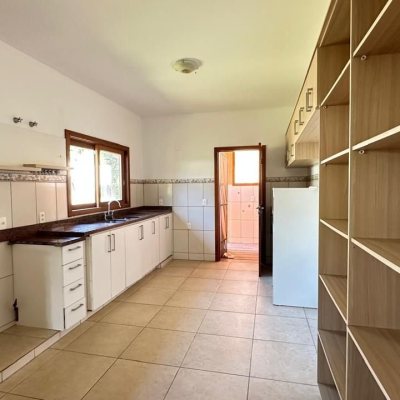 Casa Residencial com 340m², 5 quartos, 5 suítes, 2 garagens, no bairro Rio Tavares em Florianópolis