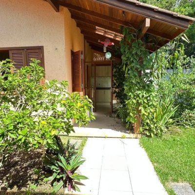 Casa Residencial com 340m², 5 quartos, 5 suítes, 2 garagens, no bairro Rio Tavares em Florianópolis