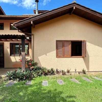 Casa Residencial com 340m², 5 quartos, 5 suítes, 2 garagens, no bairro Rio Tavares em Florianópolis