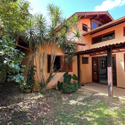Casa Residencial com 340m², 5 quartos, 5 suítes, 2 garagens, no bairro Rio Tavares em Florianópolis