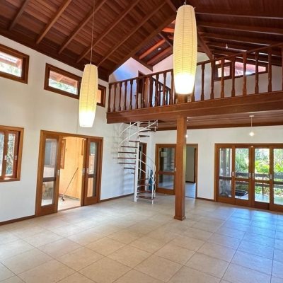 Casa Residencial com 340m², 5 quartos, 5 suítes, 2 garagens, no bairro Rio Tavares em Florianópolis