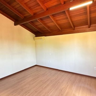 Casa Residencial com 340m², 5 quartos, 5 suítes, 2 garagens, no bairro Rio Tavares em Florianópolis