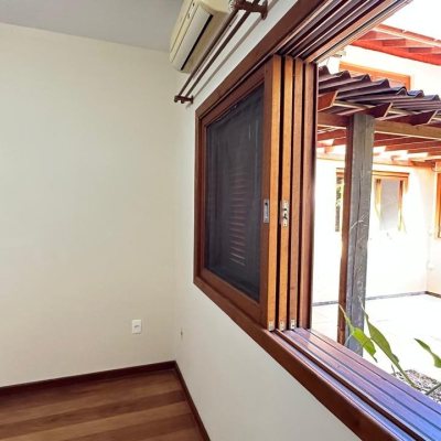 Casa Residencial com 340m², 5 quartos, 5 suítes, 2 garagens, no bairro Rio Tavares em Florianópolis