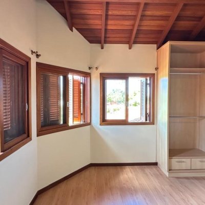 Casa Residencial com 340m², 5 quartos, 5 suítes, 2 garagens, no bairro Rio Tavares em Florianópolis