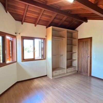 Casa Residencial com 340m², 5 quartos, 5 suítes, 2 garagens, no bairro Rio Tavares em Florianópolis