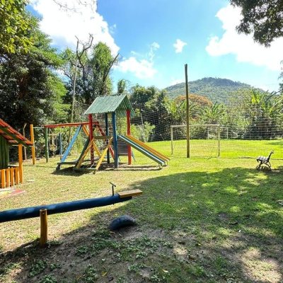 Casa Residencial com 340m², 5 quartos, 5 suítes, 2 garagens, no bairro Rio Tavares em Florianópolis