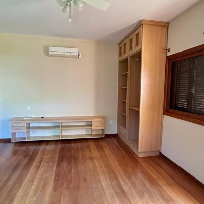 Casa Residencial com 340m², 5 quartos, 5 suítes, 2 garagens, no bairro Rio Tavares em Florianópolis