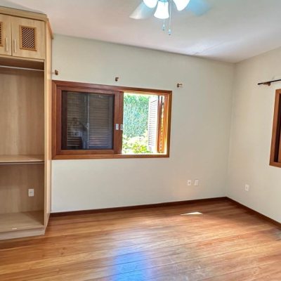 Casa Residencial com 340m², 5 quartos, 5 suítes, 2 garagens, no bairro Rio Tavares em Florianópolis