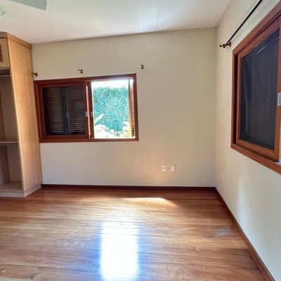 Casa Residencial com 340m², 5 quartos, 5 suítes, 2 garagens, no bairro Rio Tavares em Florianópolis