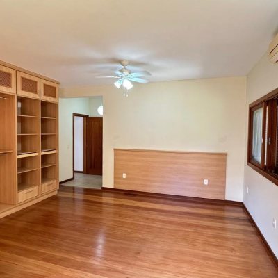 Casa Residencial com 340m², 5 quartos, 5 suítes, 2 garagens, no bairro Rio Tavares em Florianópolis