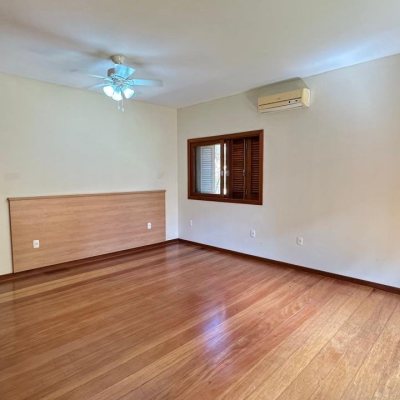 Casa Residencial com 340m², 5 quartos, 5 suítes, 2 garagens, no bairro Rio Tavares em Florianópolis