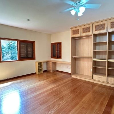 Casa Residencial com 340m², 5 quartos, 5 suítes, 2 garagens, no bairro Rio Tavares em Florianópolis