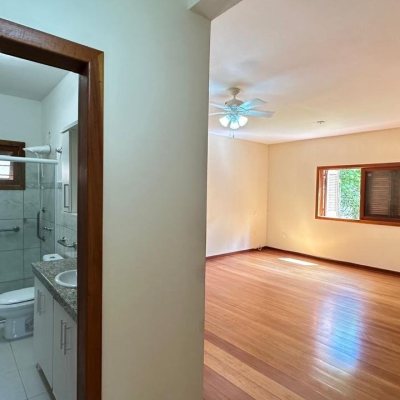 Casa Residencial com 340m², 5 quartos, 5 suítes, 2 garagens, no bairro Rio Tavares em Florianópolis