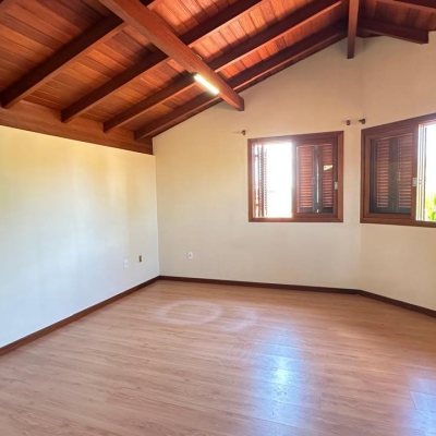 Casa Residencial com 340m², 5 quartos, 5 suítes, 2 garagens, no bairro Rio Tavares em Florianópolis