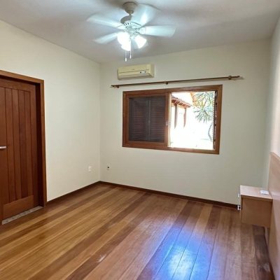 Casa Residencial com 340m², 5 quartos, 5 suítes, 2 garagens, no bairro Rio Tavares em Florianópolis