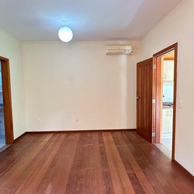 Casa Residencial com 340m², 5 quartos, 5 suítes, 2 garagens, no bairro Rio Tavares em Florianópolis