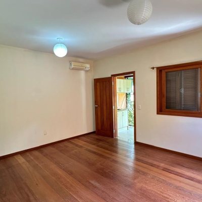 Casa Residencial com 340m², 5 quartos, 5 suítes, 2 garagens, no bairro Rio Tavares em Florianópolis