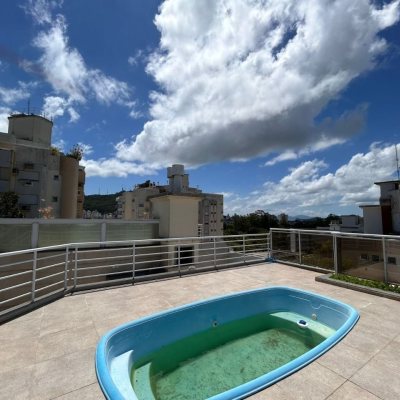 Cobertura com 263m², 4 quartos (sendo 2 suítes), 2 garagens, no bairro Córrego Grande em Florianópolis