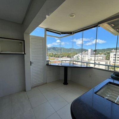 Cobertura com 263m², 4 quartos (sendo 2 suítes), 2 garagens, no bairro Córrego Grande em Florianópolis