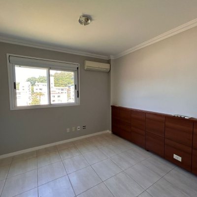 Cobertura com 263m², 4 quartos (sendo 2 suítes), 2 garagens, no bairro Córrego Grande em Florianópolis