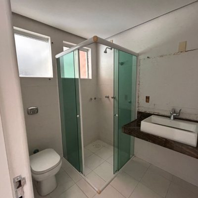 Cobertura com 263m², 4 quartos (sendo 2 suítes), 2 garagens, no bairro Córrego Grande em Florianópolis