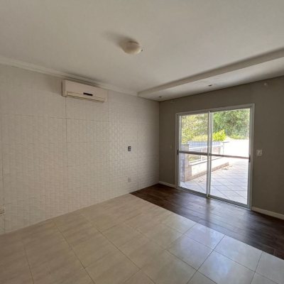 Cobertura com 263m², 4 quartos (sendo 2 suítes), 2 garagens, no bairro Córrego Grande em Florianópolis