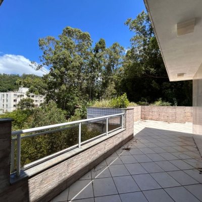 Cobertura com 263m², 4 quartos (sendo 2 suítes), 2 garagens, no bairro Córrego Grande em Florianópolis