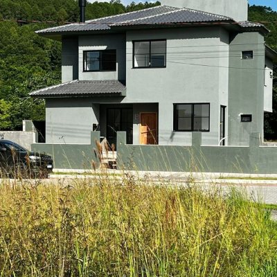 Sobrado Residencial com 165m², 2 quartos, 2 suítes, 2 garagens, no bairro Vargem Grande em Florianópolis