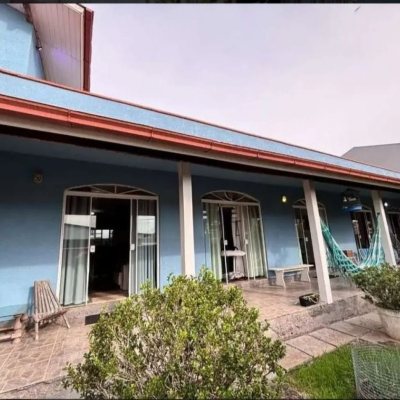 Casa Residencial com 218m², 6 quartos, 2 suítes, 2 garagens, no bairro Campeche em Florianópolis