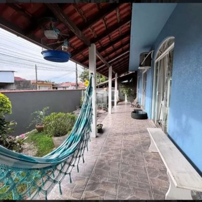 Casa Residencial com 218m², 6 quartos, 2 suítes, 2 garagens, no bairro Campeche em Florianópolis