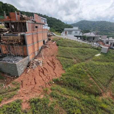 Terreno Comercial/Residencial com 360m², no bairro Forquilhas em São José