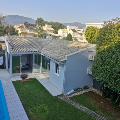 Casa Residencial com 240m², 5 quartos, 1 suíte, 2 garagens, no bairro Santa Mônica em Florianópolis