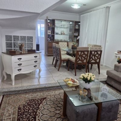Casa Residencial com 240m², 5 quartos, 1 suíte, 2 garagens, no bairro Santa Mônica em Florianópolis