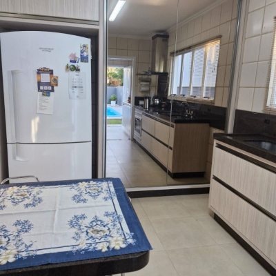 Casa Residencial com 240m², 5 quartos, 1 suíte, 2 garagens, no bairro Santa Mônica em Florianópolis